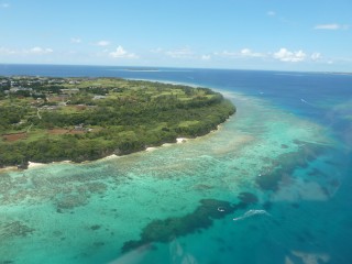 瀬底島上空から